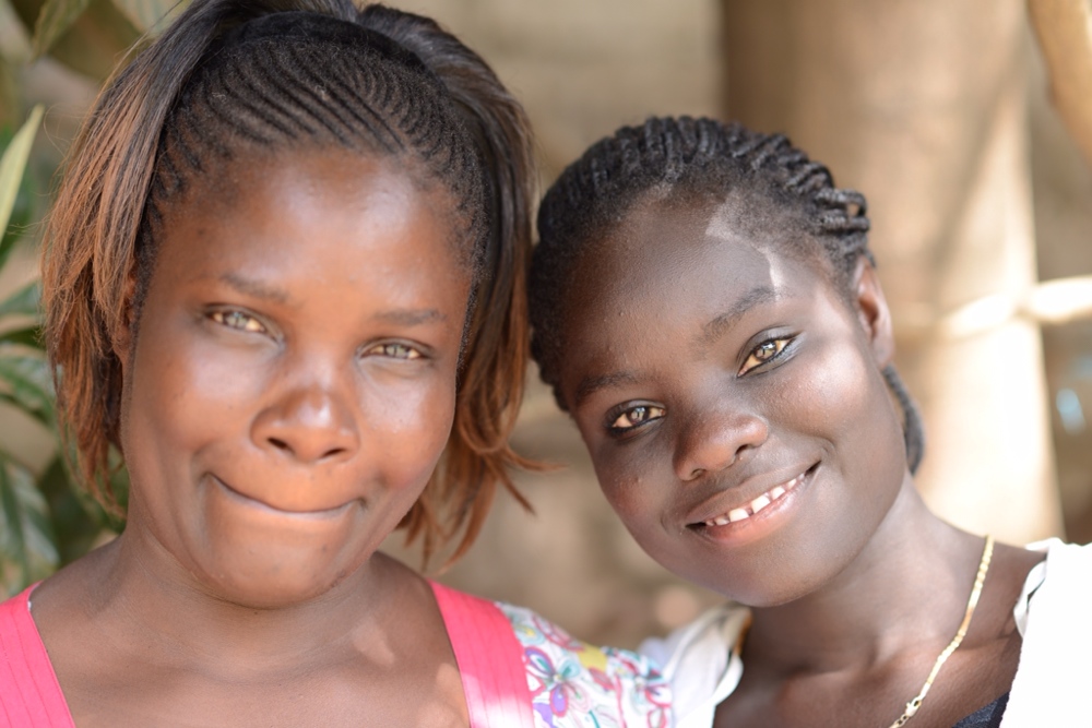 Woman from Kibera. Paper and her daughter